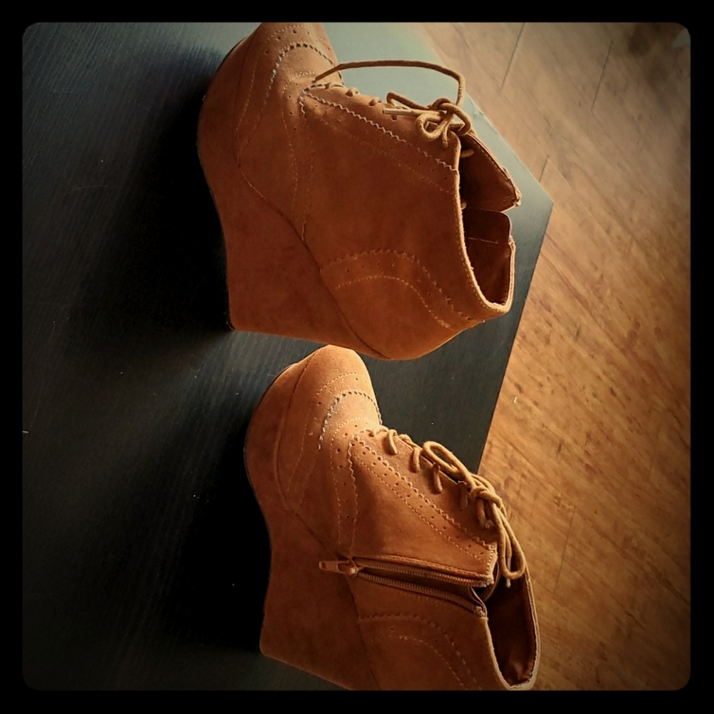 Tan closed toe wedges size 6